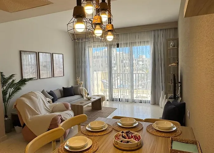 Apartment Fanadir Marina 2-bedroom Sleeps 4-6 Persons